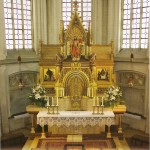 015 Kircheninnenraum - Hochaltar mit den Nachkriegskirchenfenstern