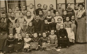 A 1905 11 30 Mädchen d.Ev. Schule mit Lehrer Scheinert